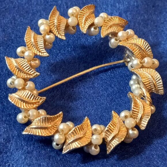 Vintage Golden Leaves & Seed Faux Pearl Brooch - Picture 1 of 5